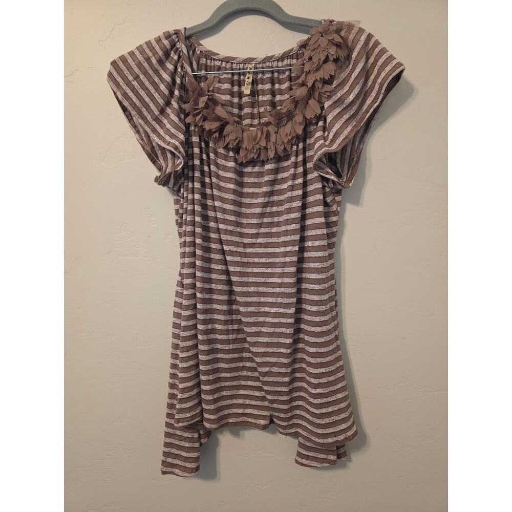 ๐ค Vintage Feel Earth-Tone Striped Top w/ Floral Appliquรฉ Neckline